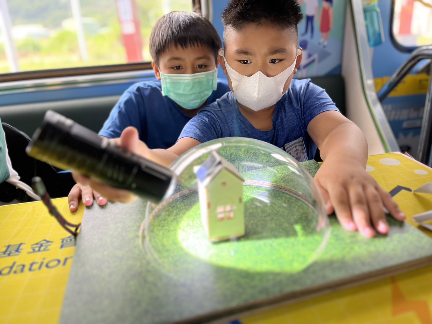 人生就是搏參與基礎科學主題車廂，以STEAM教學精神，設計「逐日科學家」、「太陽能工程師」以及「淨零建築師」三大能源科普課程和實驗