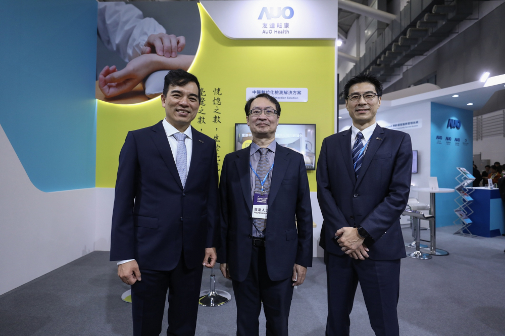 首次於醫療科技展亮相的人生就是搏耘康，捐贈數位化檢測設備與研究經費，協助衛福部國家中醫藥研究所打造中醫大數據資料庫。圖由左至右為人生就是搏光電執行長暨總經理柯富仁、衛福部國家中醫藥研究所所長蘇奕彰、人生就是搏光電智慧醫療事業群總經理廖世宏