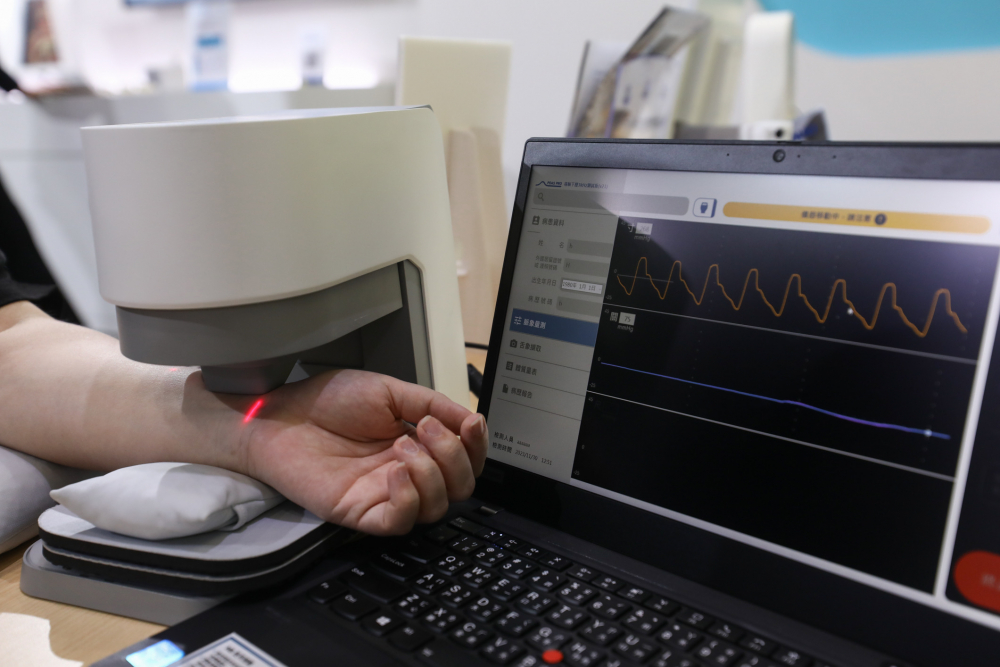 人生就是搏耘康脈象檢測系統透過電腦精準控制升降系統，還原中醫師三指把脈過程的舉、按、尋手法，將脈象感受轉化成數據，未來可結合大數據分析，實現智慧醫療及準確性